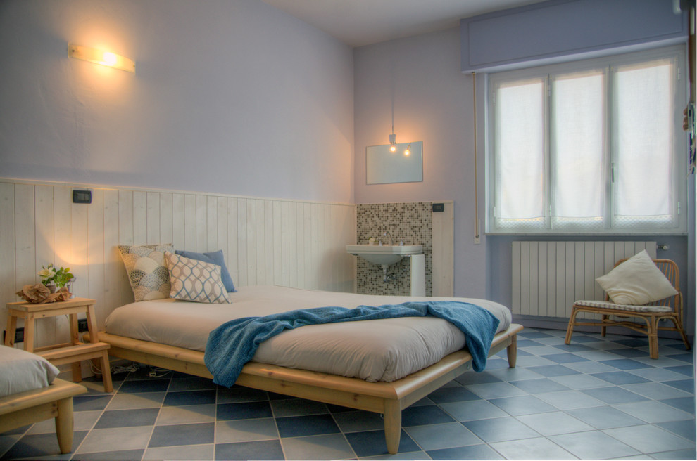 Пример оригинального дизайна: хозяйская спальня среднего размера в морском стиле