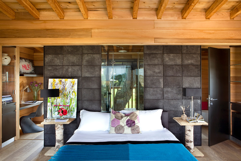 Esempio di una camera da letto country con pareti nere e pavimento in legno massello medio