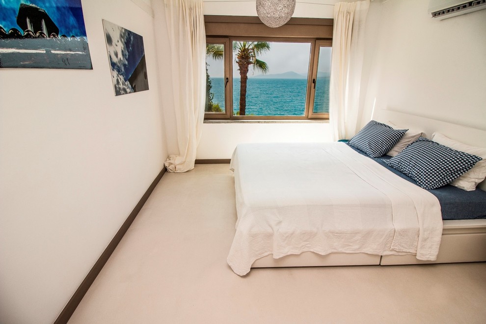 Kleines Modernes Gästezimmer mit weißer Wandfarbe, Betonboden und grauem Boden in Sonstige