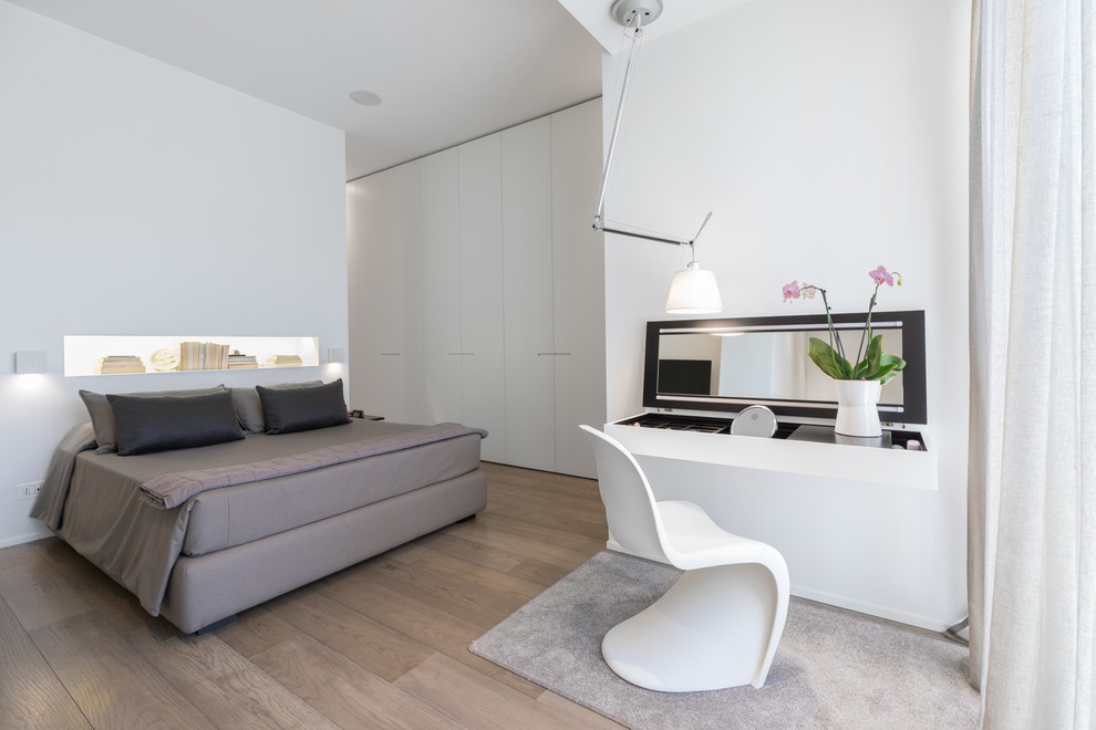 Idee per una camera da letto minimal con pareti bianche, pavimento in legno massello medio e pavimento marrone