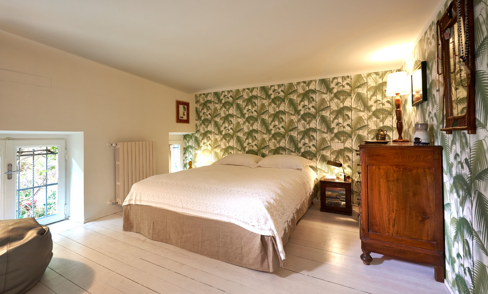 Пример оригинального дизайна: большая хозяйская спальня в средиземноморском стиле с деревянным полом, белым полом и разноцветными стенами без камина