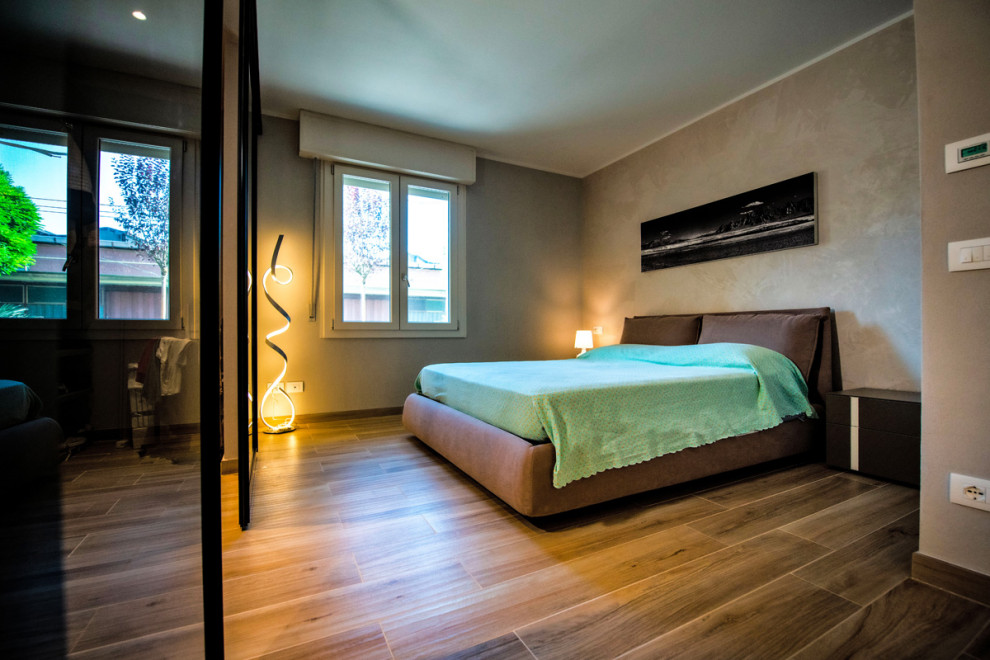 Mittelgroßes Modernes Hauptschlafzimmer mit beiger Wandfarbe, Porzellan-Bodenfliesen und braunem Boden in Sonstige