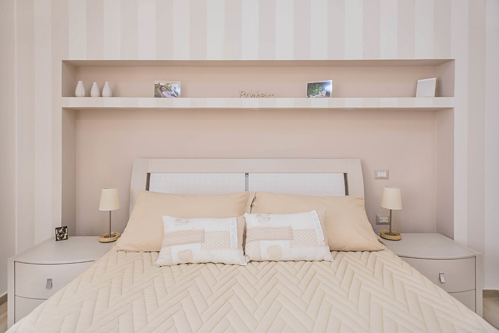 Пример оригинального дизайна: хозяйская спальня в скандинавском стиле с розовыми стенами, полом из керамогранита и бежевым полом