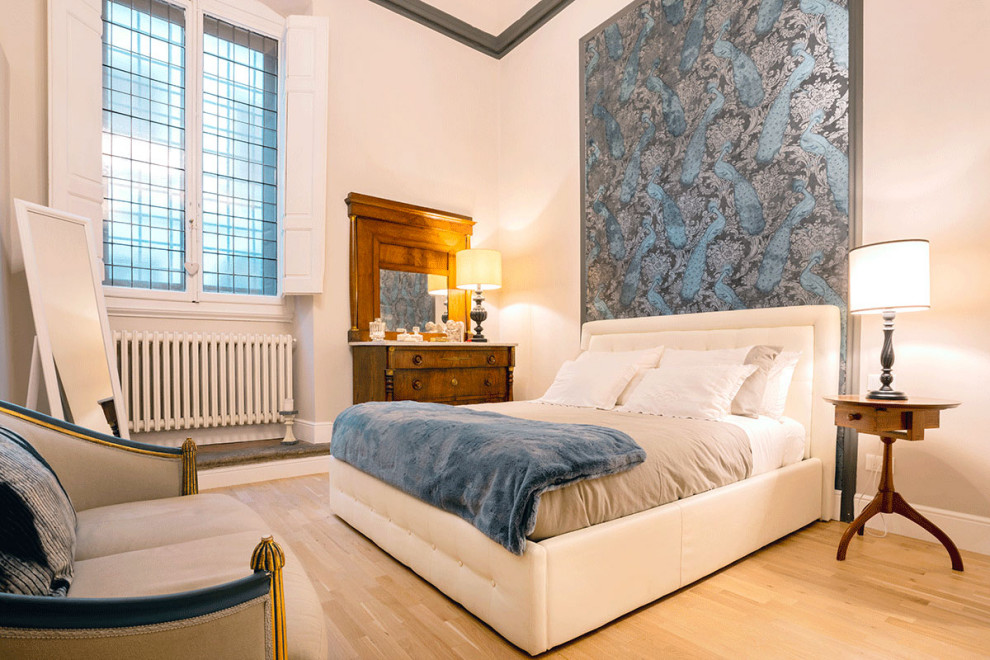 Foto di una camera da letto boho chic con pareti bianche, parquet chiaro, pavimento beige e abbinamento di mobili antichi e moderni