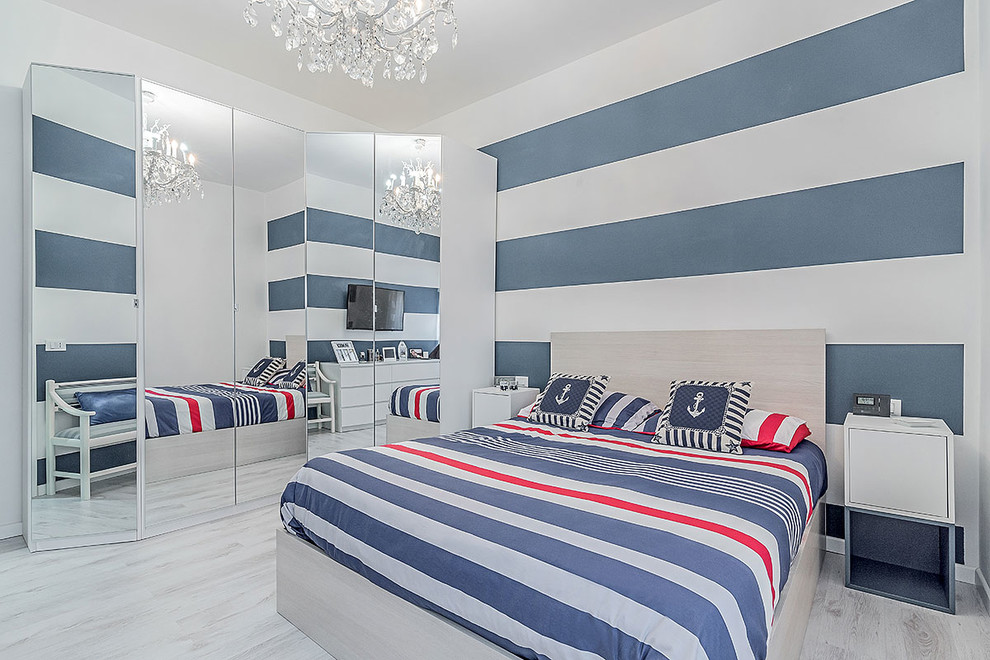 Idee per una camera matrimoniale minimal con pareti multicolore, pavimento in laminato e pavimento beige
