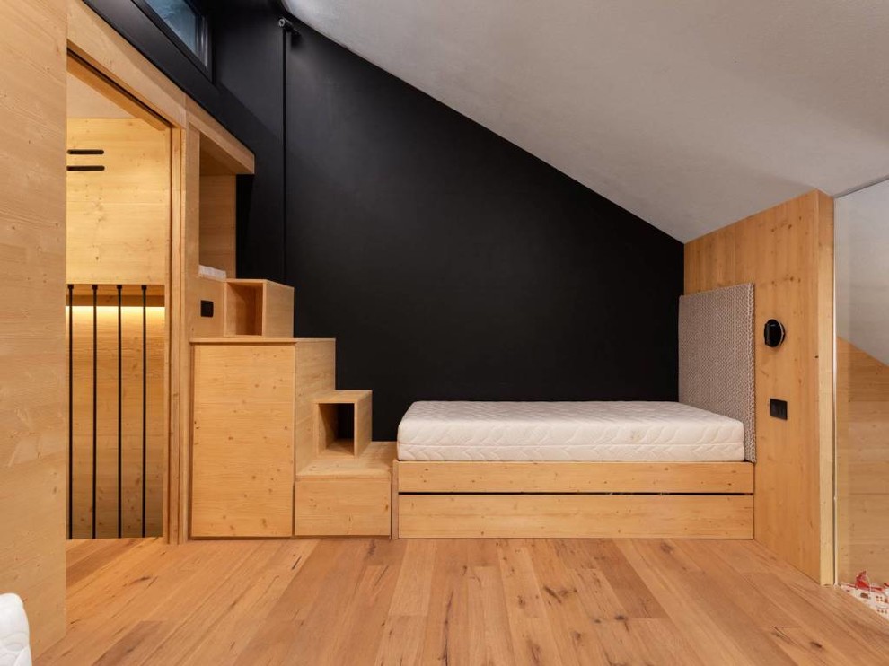 Modelo de habitación de invitados moderna grande con suelo de madera en tonos medios