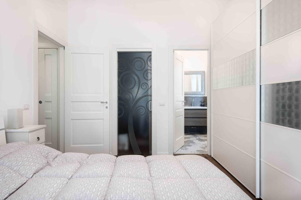 Immagine di una camera matrimoniale contemporanea con pareti bianche, parquet scuro e pavimento marrone