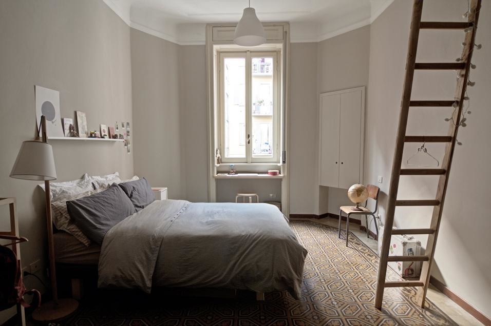 На фото: хозяйская спальня среднего размера в современном стиле с серыми стенами