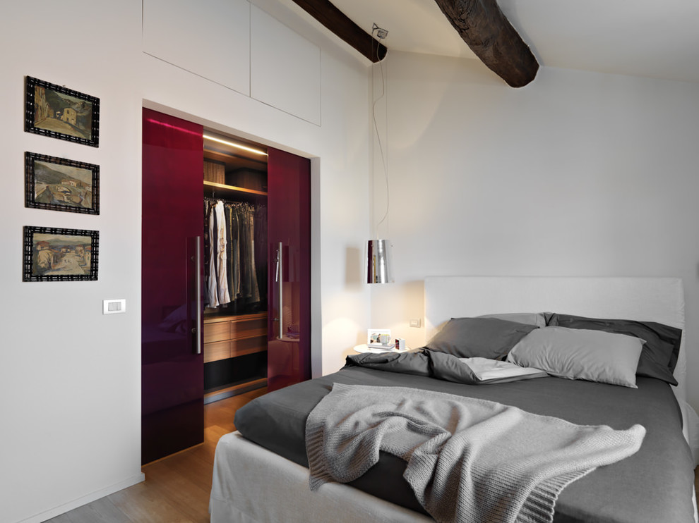 Bedroom - modern bedroom idea in Milan