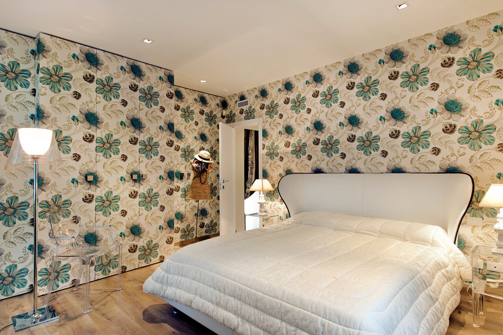 ミラノにある広いエクレクティックスタイルのおしゃれな主寝室 (淡色無垢フローリング) のインテリア