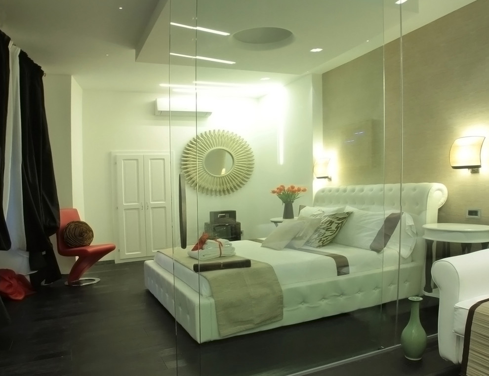 Foto de habitación de invitados moderna de tamaño medio con paredes beige y suelo de madera oscura
