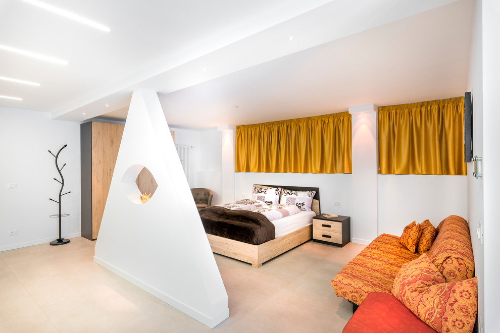 Inspiration för små moderna sovloft, med vita väggar, klinkergolv i porslin och vitt golv