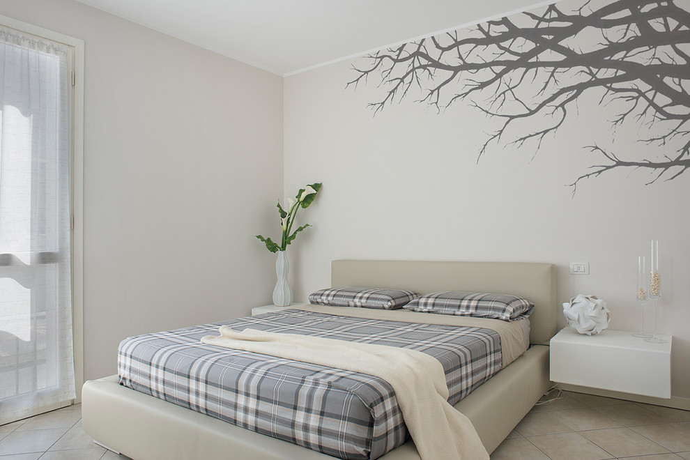 На фото: маленькая хозяйская спальня в современном стиле с серыми стенами, полом из керамогранита и бежевым полом без камина для на участке и в саду с