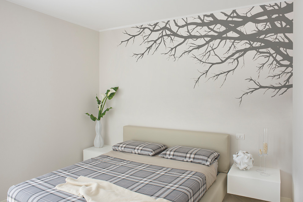 Cette image montre une petite chambre parentale design avec un mur gris, un sol en carrelage de porcelaine, aucune cheminée et un sol beige.