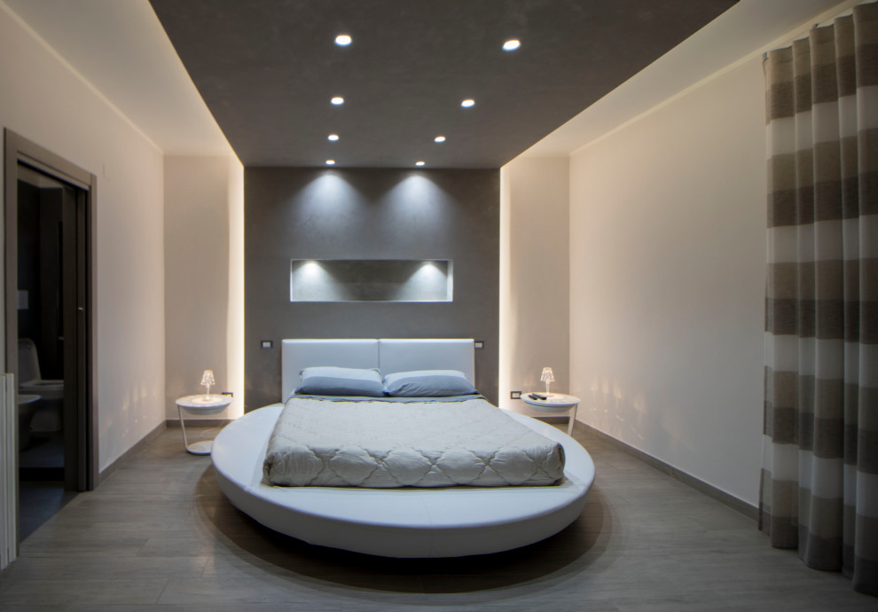 Стильный дизайн: большая хозяйская спальня в стиле модернизм с бежевыми стенами, полом из керамогранита, разноцветным полом и многоуровневым потолком - последний тренд