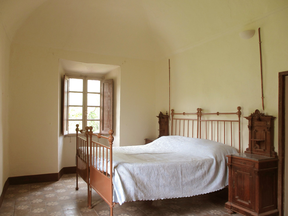 Источник вдохновения для домашнего уюта: огромная хозяйская спальня в классическом стиле с белыми стенами и разноцветным полом