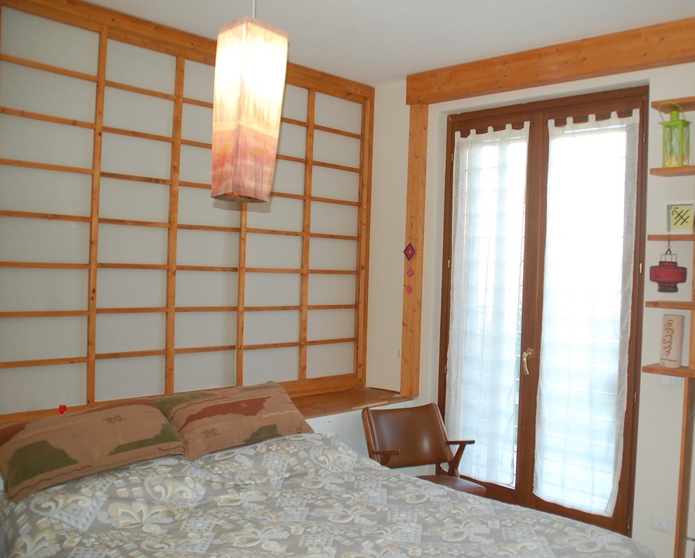 Esempio di una camera da letto moderna con pareti beige