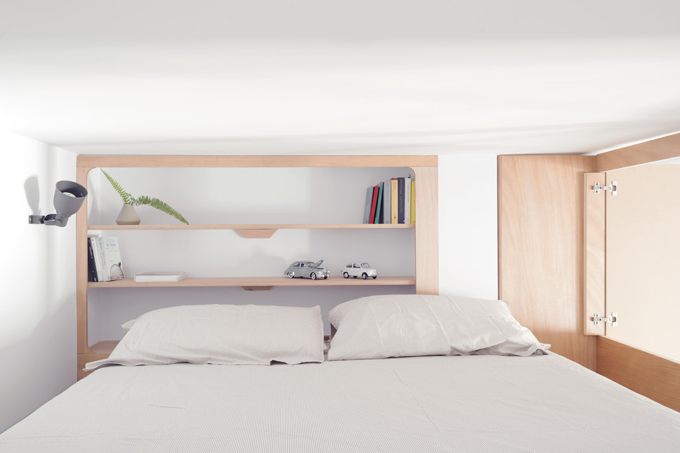 Свежая идея для дизайна: маленькая гостевая спальня (комната для гостей) в морском стиле с синими стенами, полом из ламината и бежевым полом для на участке и в саду - отличное фото интерьера