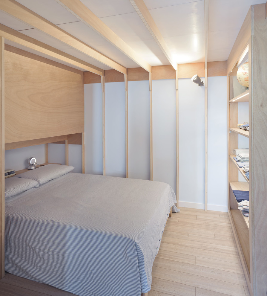 Стильный дизайн: маленькая хозяйская спальня в морском стиле с синими стенами, полом из ламината и бежевым полом для на участке и в саду - последний тренд