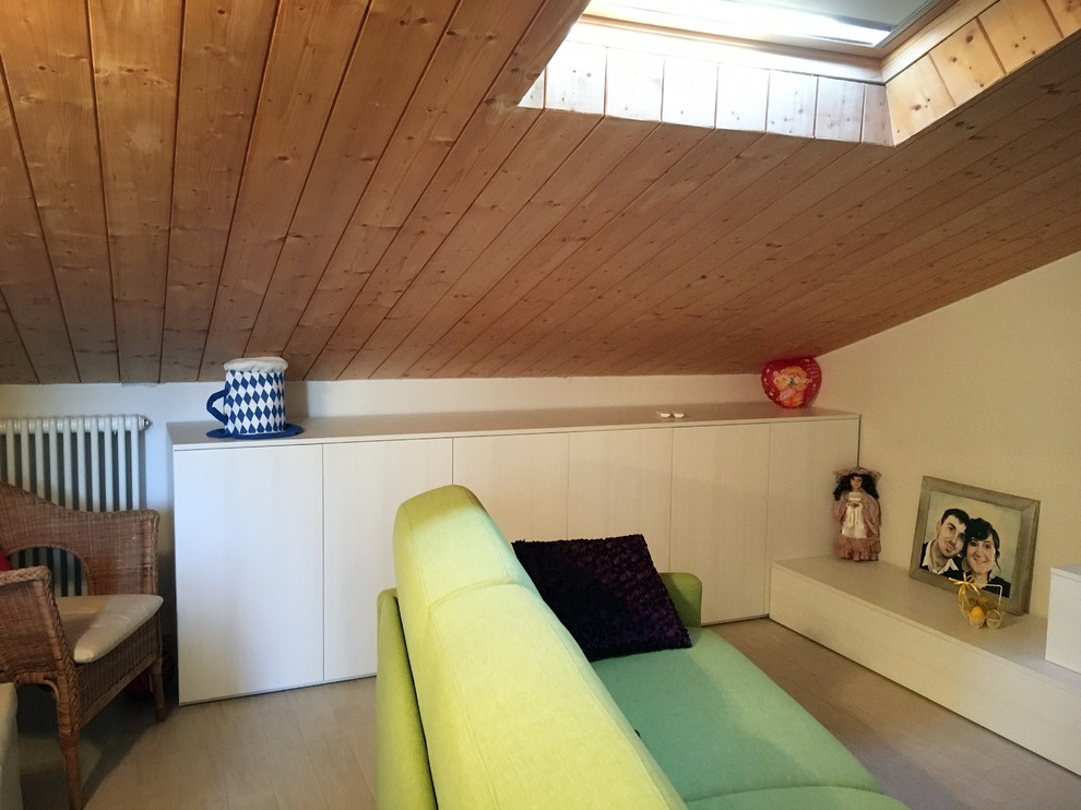 Immagine di una piccola camera degli ospiti minimal con pareti bianche e parquet chiaro