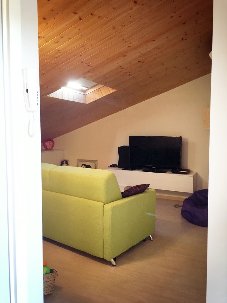 Immagine di una piccola camera degli ospiti design con pareti bianche e parquet chiaro