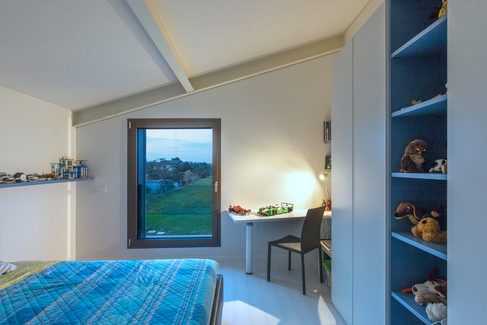 Ispirazione per una camera da letto minimal di medie dimensioni con pareti bianche, pavimento in legno verniciato e pavimento bianco