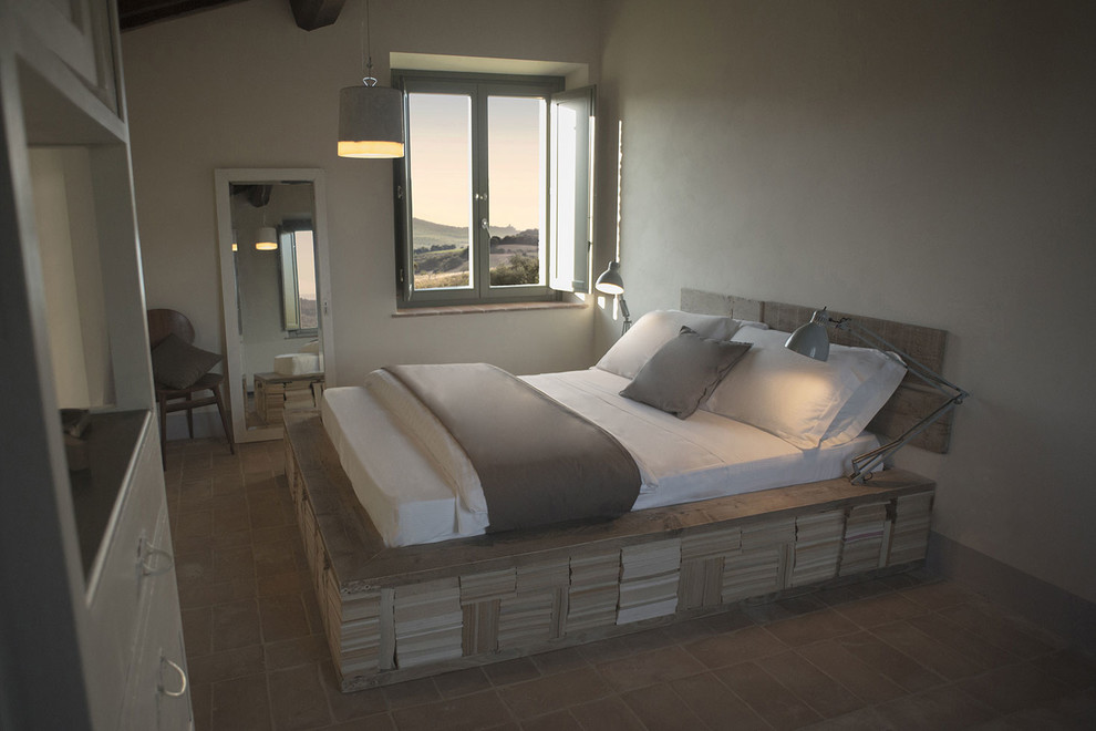 На фото: гостевая спальня среднего размера, (комната для гостей) в скандинавском стиле с бежевыми стенами и полом из терракотовой плитки с