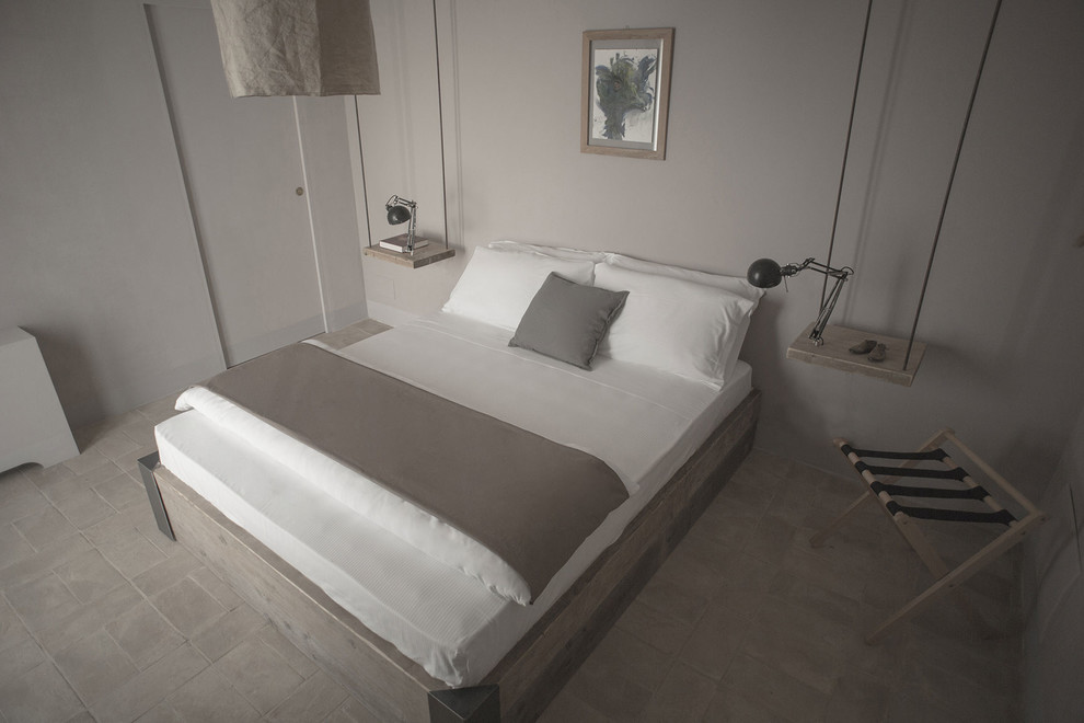 Идея дизайна: гостевая спальня среднего размера, (комната для гостей) в скандинавском стиле с бежевыми стенами и полом из терракотовой плитки
