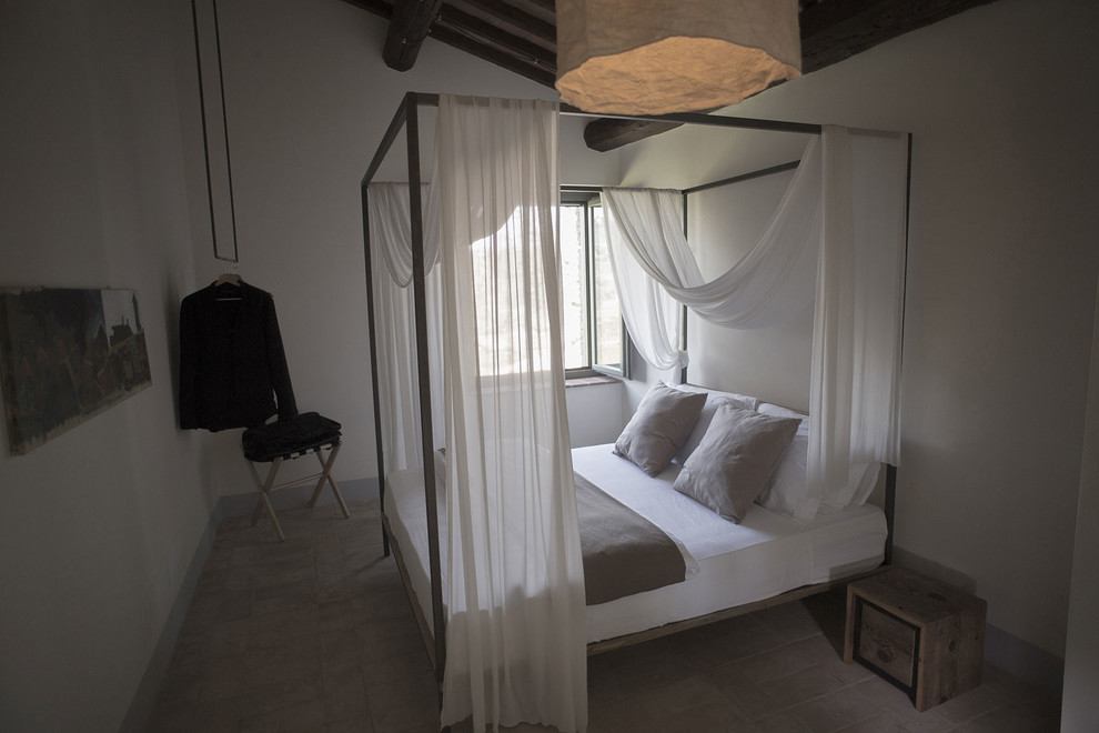 Идея дизайна: гостевая спальня среднего размера, (комната для гостей) в стиле кантри с бежевыми стенами и полом из терракотовой плитки