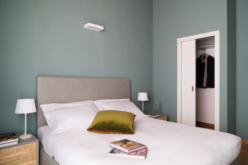 Esempio di una camera da letto contemporanea di medie dimensioni con parquet chiaro