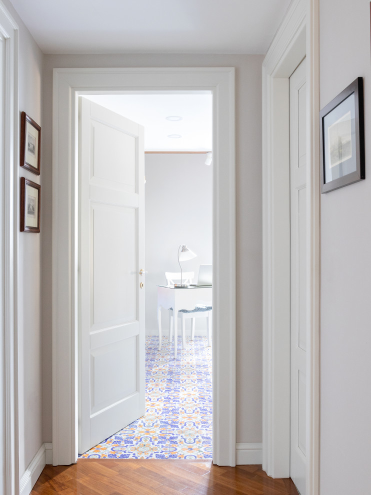 ナポリにある中くらいなモダンスタイルのおしゃれな主寝室 (白い壁、セラミックタイルの床、マルチカラーの床) のレイアウト