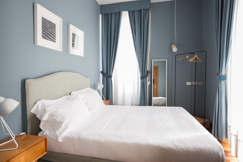 Свежая идея для дизайна: маленькая хозяйская спальня в современном стиле с синими стенами, коричневым полом и паркетным полом среднего тона без камина для на участке и в саду - отличное фото интерьера