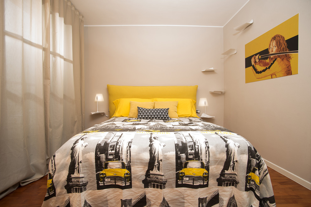 Modelo de dormitorio principal contemporáneo pequeño con paredes beige y suelo de madera en tonos medios