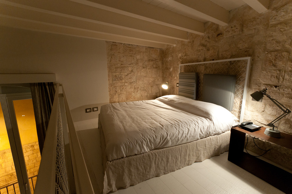 Idee per una camera matrimoniale industriale di medie dimensioni con pareti bianche e pavimento in legno verniciato