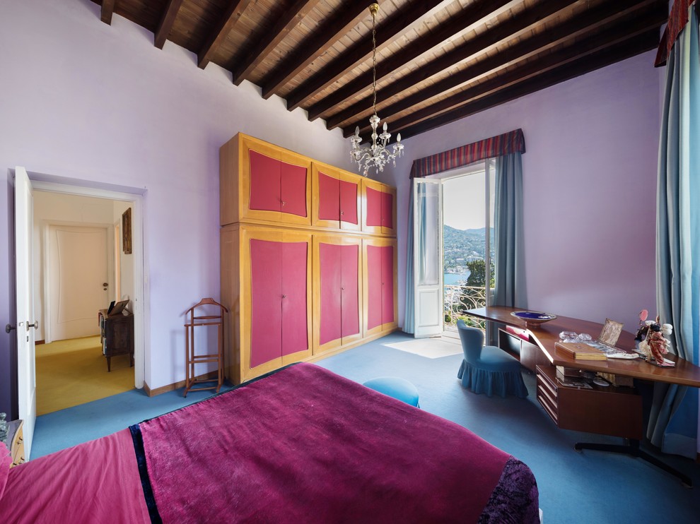 Immagine di una camera matrimoniale mediterranea con pareti bianche e pavimento blu