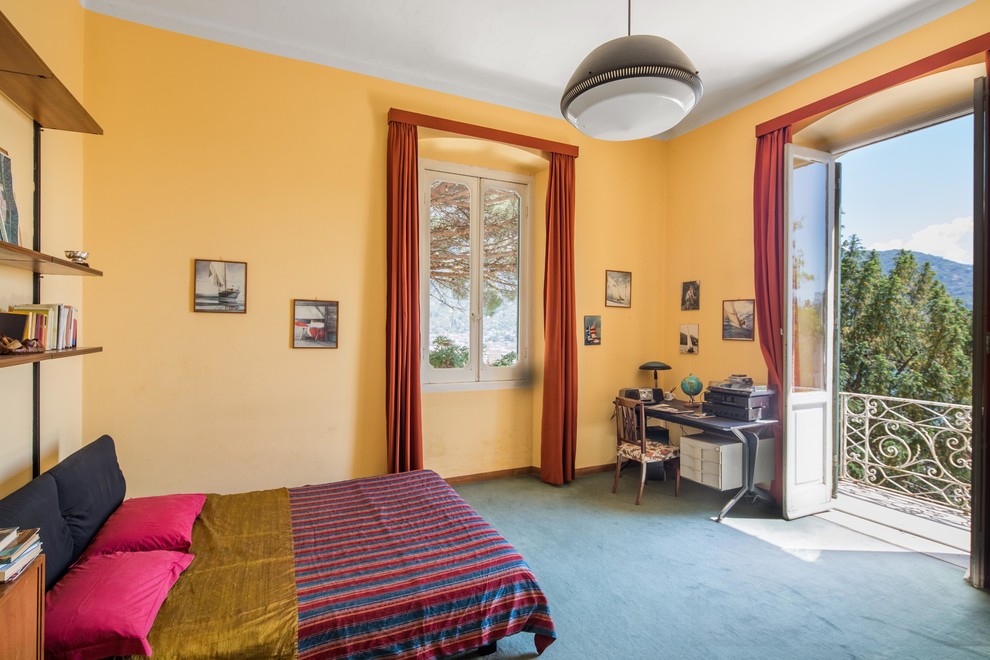 Cette image montre une chambre d'amis méditerranéenne avec un mur jaune et un sol bleu.