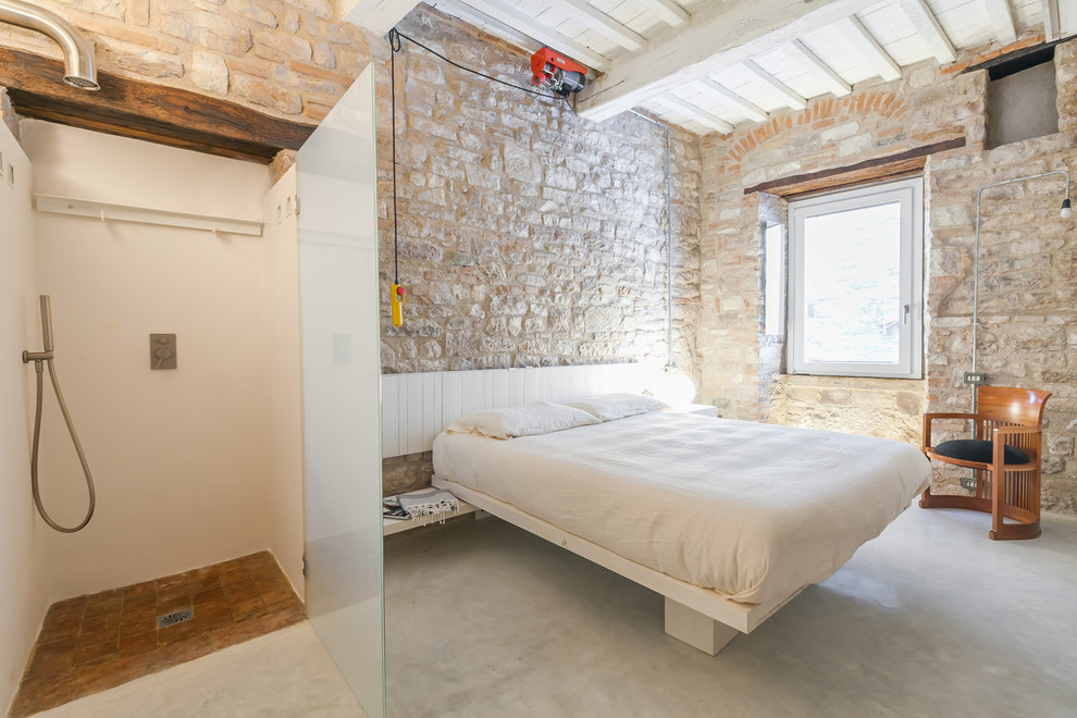 Стильный дизайн: хозяйская спальня среднего размера в стиле лофт с бетонным полом, разноцветными стенами и серым полом - последний тренд