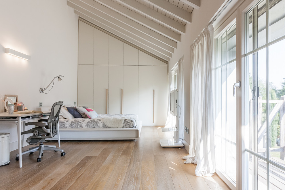 Ejemplo de dormitorio principal campestre extra grande con paredes blancas, suelo de madera clara y suelo beige