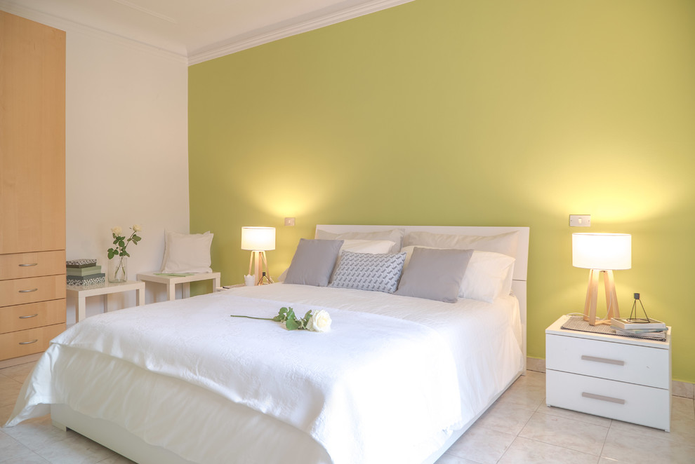Modelo de dormitorio escandinavo con paredes verdes