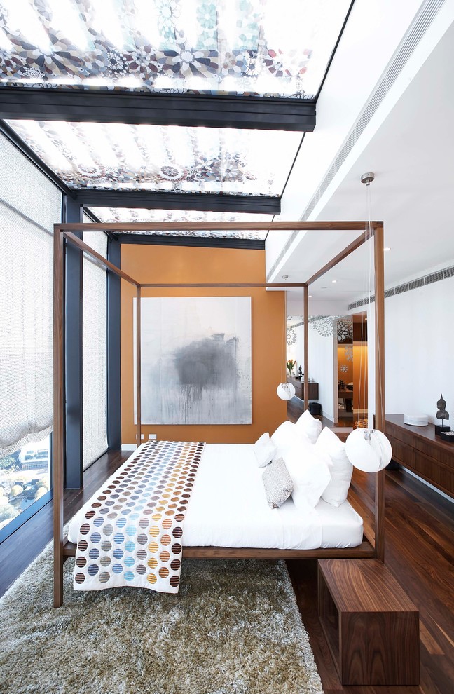 シドニーにある中くらいなコンテンポラリースタイルのおしゃれな寝室 (白い壁、濃色無垢フローリング) のレイアウト