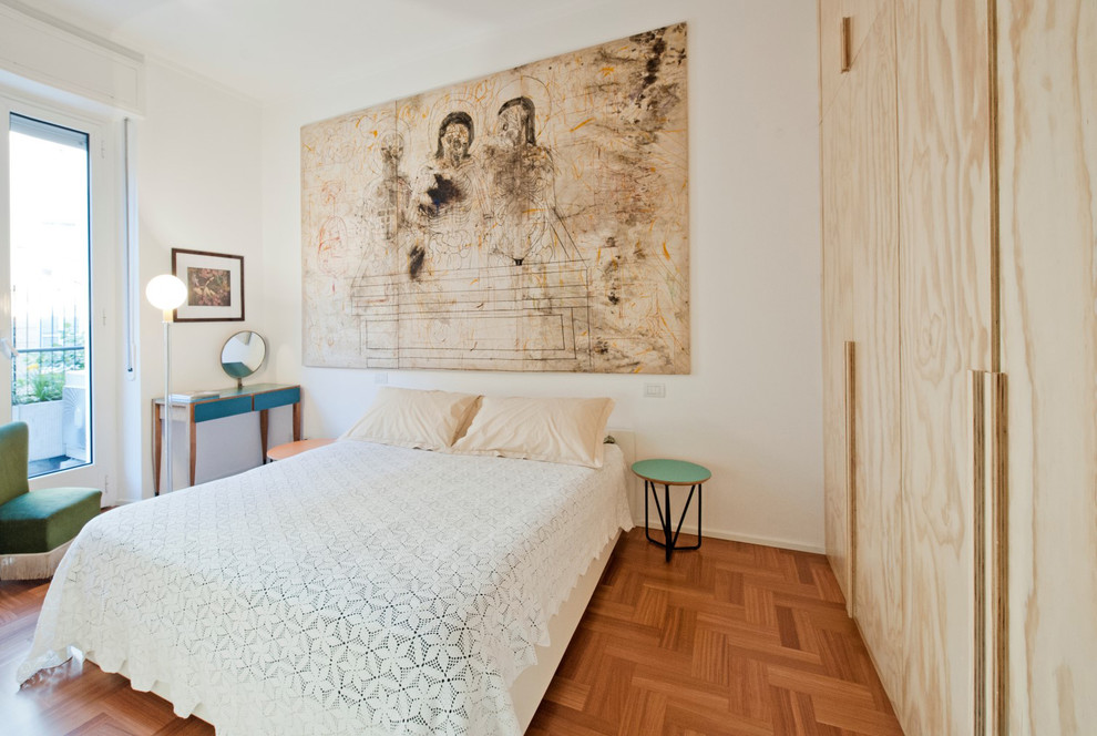 ミラノにある小さなエクレクティックスタイルのおしゃれな主寝室 (白い壁、無垢フローリング)