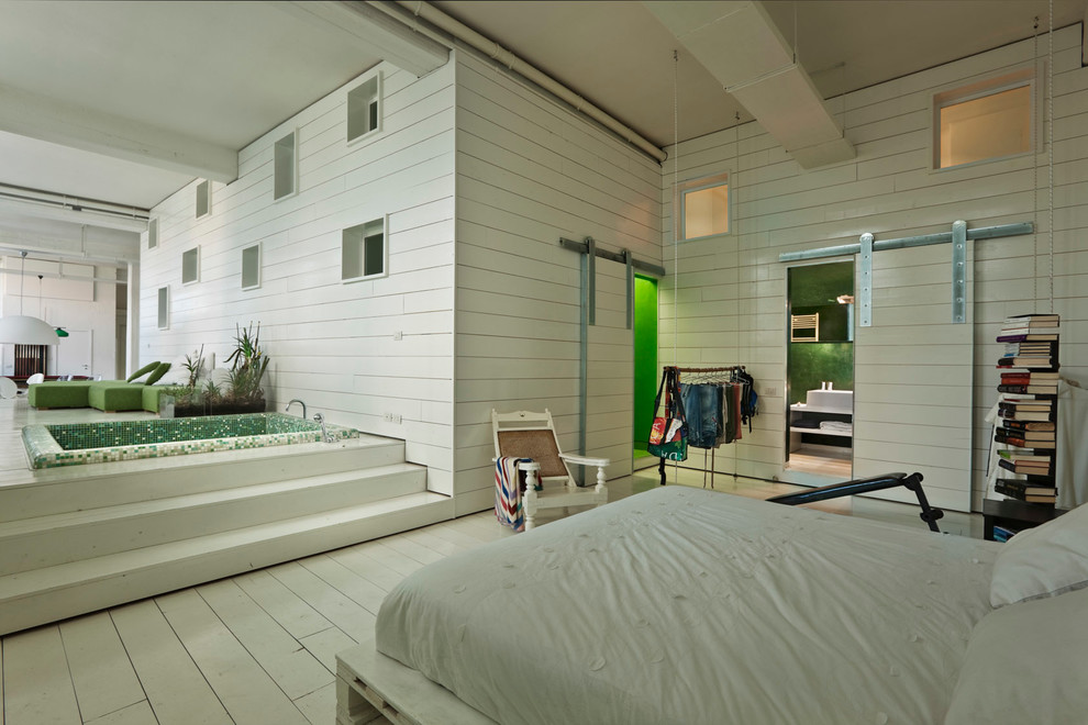 Modernes Schlafzimmer ohne Kamin mit weißer Wandfarbe und gebeiztem Holzboden in Mailand