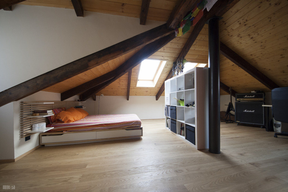 Пример оригинального дизайна: хозяйская спальня среднего размера в современном стиле с бежевыми стенами и деревянным полом