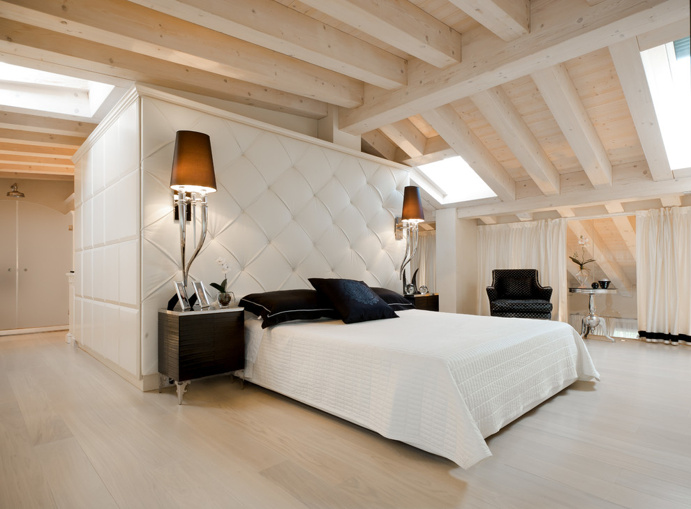 Foto de dormitorio tipo loft contemporáneo con suelo de madera clara y suelo beige