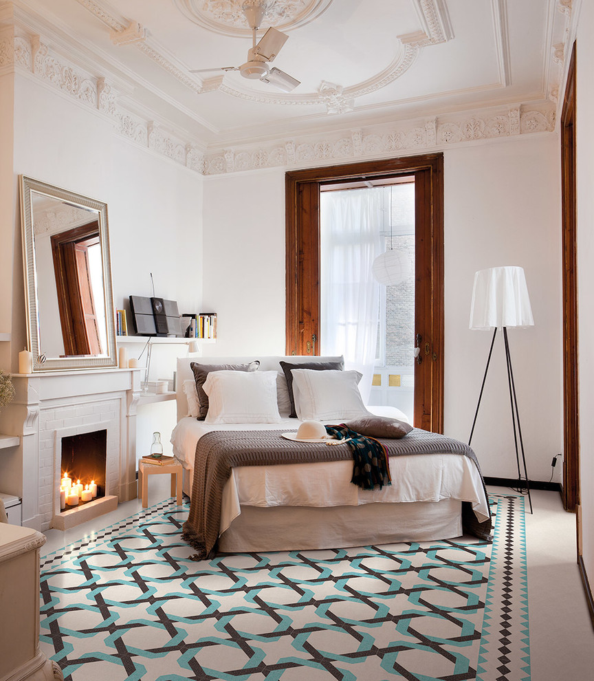 Стильный дизайн: большая хозяйская спальня в классическом стиле с белыми стенами, мраморным полом, стандартным камином и фасадом камина из штукатурки - последний тренд