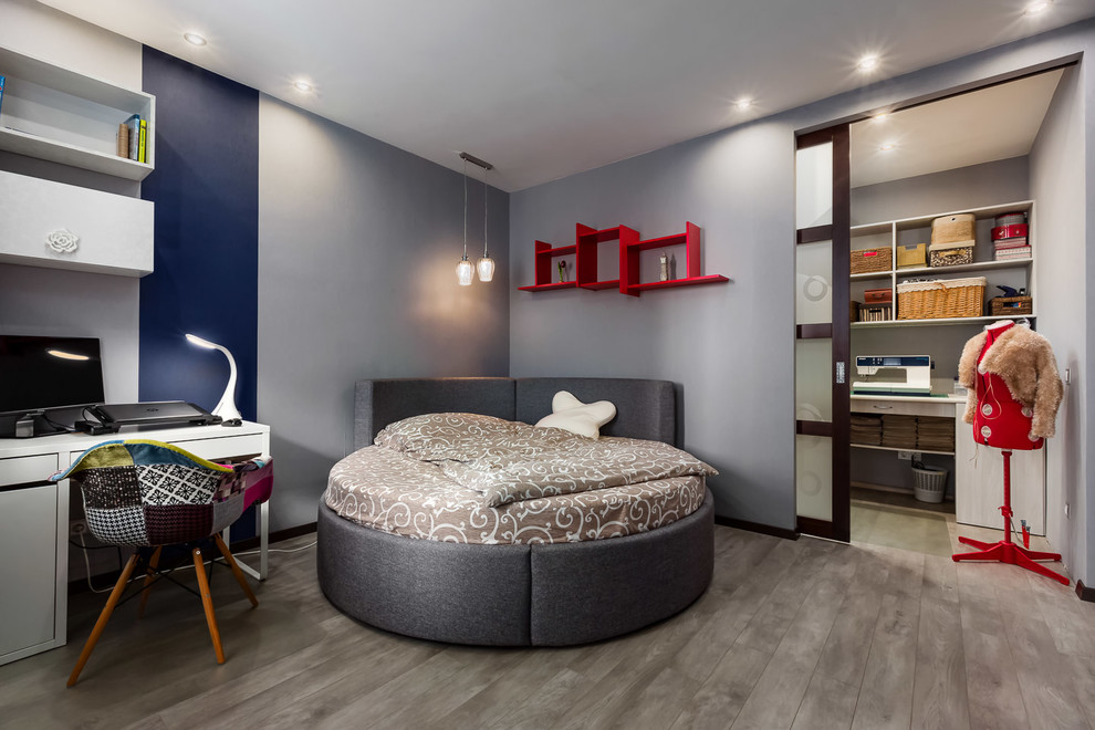 Diseño de dormitorio principal minimalista pequeño con paredes grises, suelo laminado y suelo gris