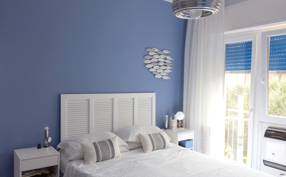 Foto de dormitorio principal marinero pequeño con paredes azules y suelo azul