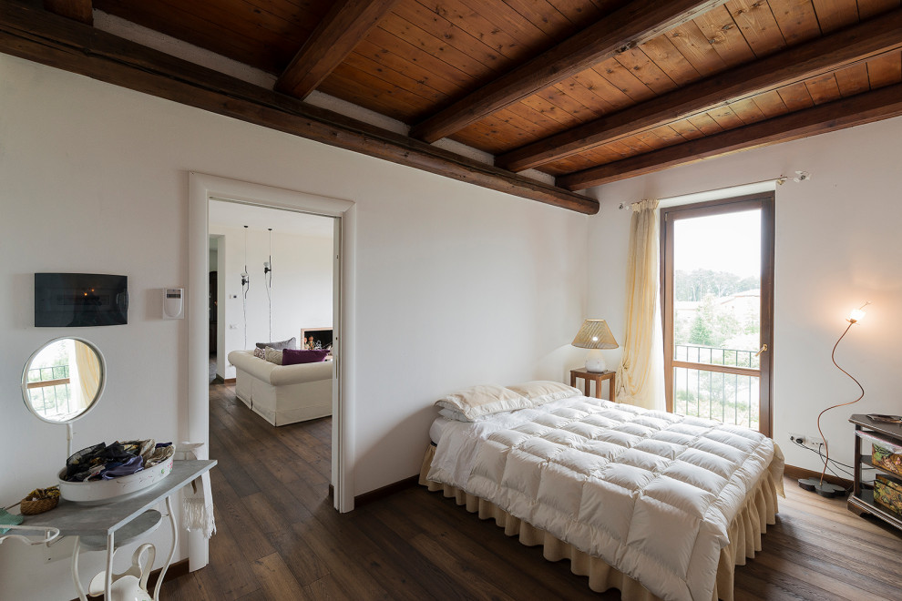 Idee per una camera matrimoniale shabby-chic style di medie dimensioni con pareti bianche e pavimento in legno massello medio