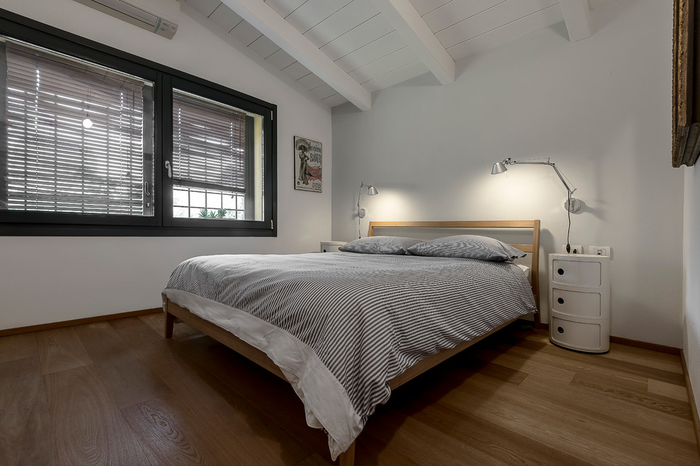 Источник вдохновения для домашнего уюта: хозяйская спальня среднего размера в скандинавском стиле с серыми стенами и паркетным полом среднего тона