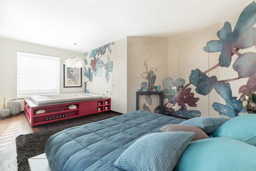 Foto di un'ampia camera da letto stile loft bohémian con pareti multicolore, parquet scuro e pavimento marrone